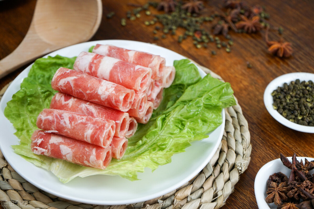 一般而言,"注胶肉"颜色偏黄,而正常的肉颜色偏红