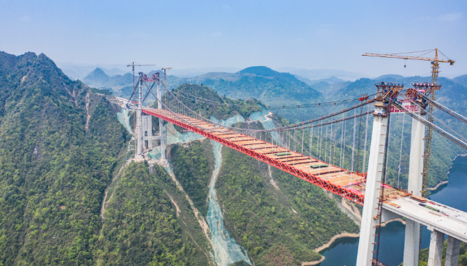 阳宝山特大桥成功合龙,中国山区最宽的钢桁梁悬索桥