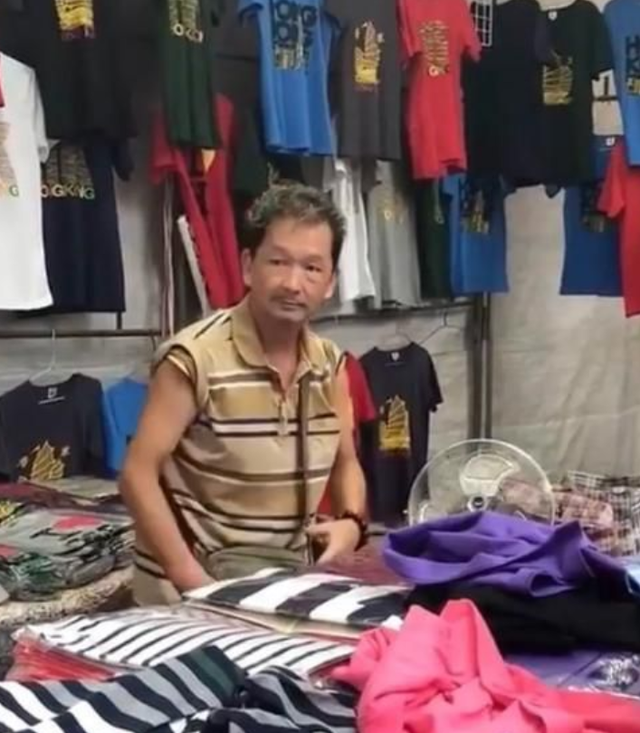 摆地摊卖内衣内裤_摆地摊卖衣服图片(2)