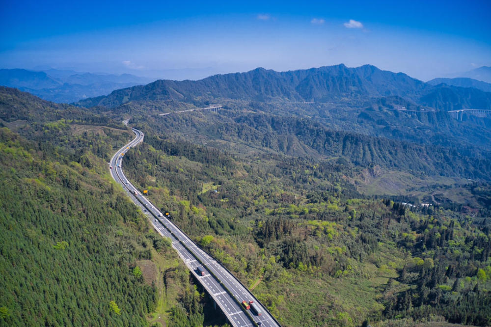图集丨雅西高速:瞰最美云端公路青山相伴