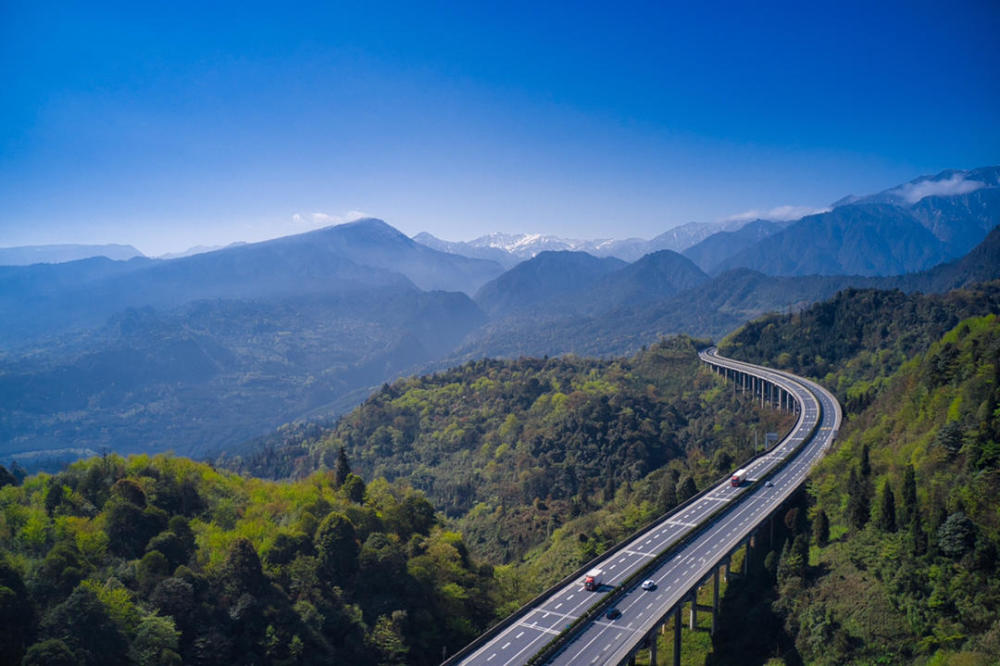 雅西高速公路由四川盆地边缘向横断山区爬升,一路穿越深山峡谷,沿途