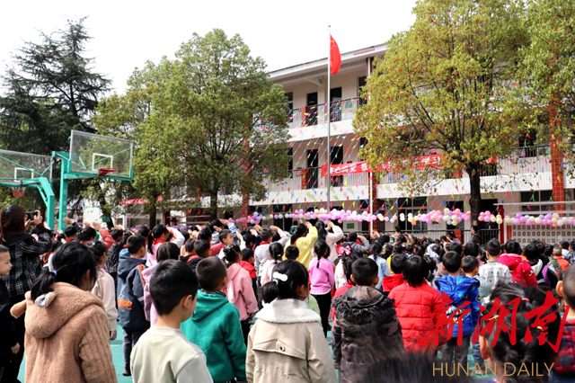 近日,新晃侗族自治县凉伞镇中心小学开展了以"童心向党 快乐学习"为