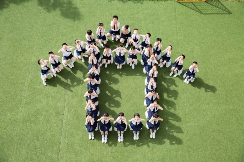 幼儿园"毕业照"花样百出,创意不输大学生,网友:都是钱