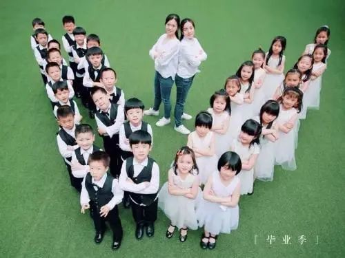 幼儿园"毕业照"花样百出,创意不输大学生,网友:都是钱