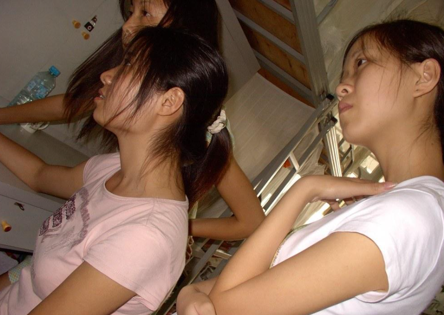 大三女学生宿舍产子,舍友淡定帮忙接生:二胎了,习惯了