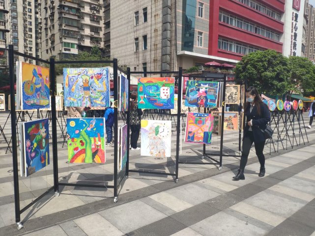"瞳画视界"重庆街头现少儿画展,独特的儿童视角