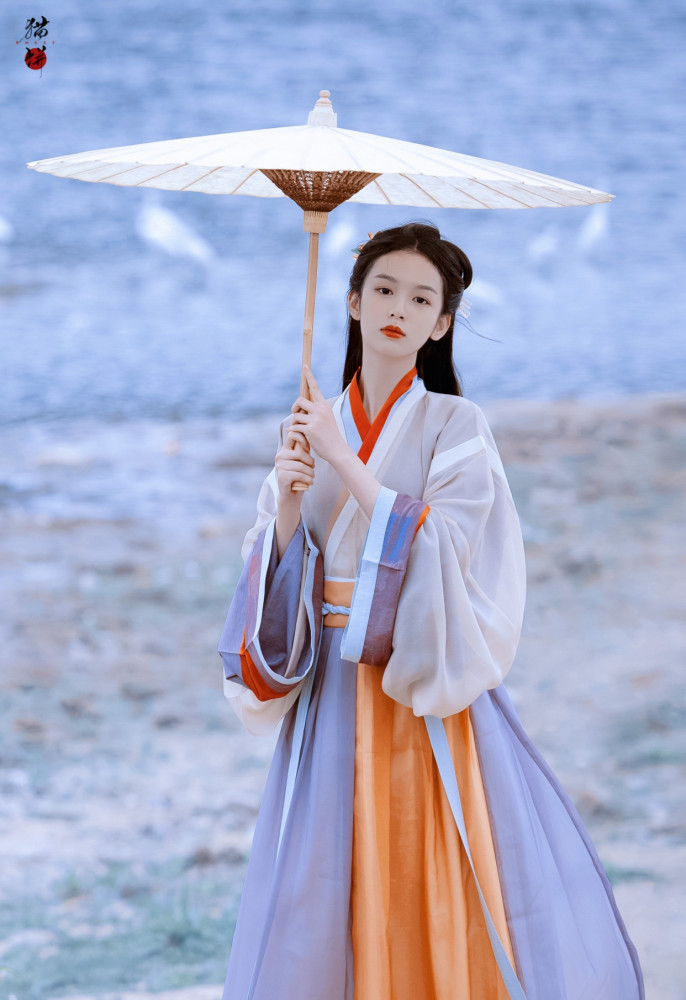周也古装撑伞引网友热议:太难得了!第一次看明星穿正经汉服
