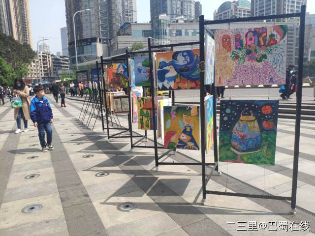 "瞳画视界" 重庆街头现少儿画展,独特的儿童视角