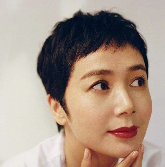 50岁女人减龄发型,中年女生短发图片大全 50岁左右的女人,这几种明星发型,显气质还减龄