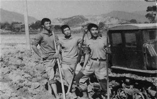 于洪杰磨蹭到快10点才起来,由于他是今年4月份被强制送来红旗沟农场