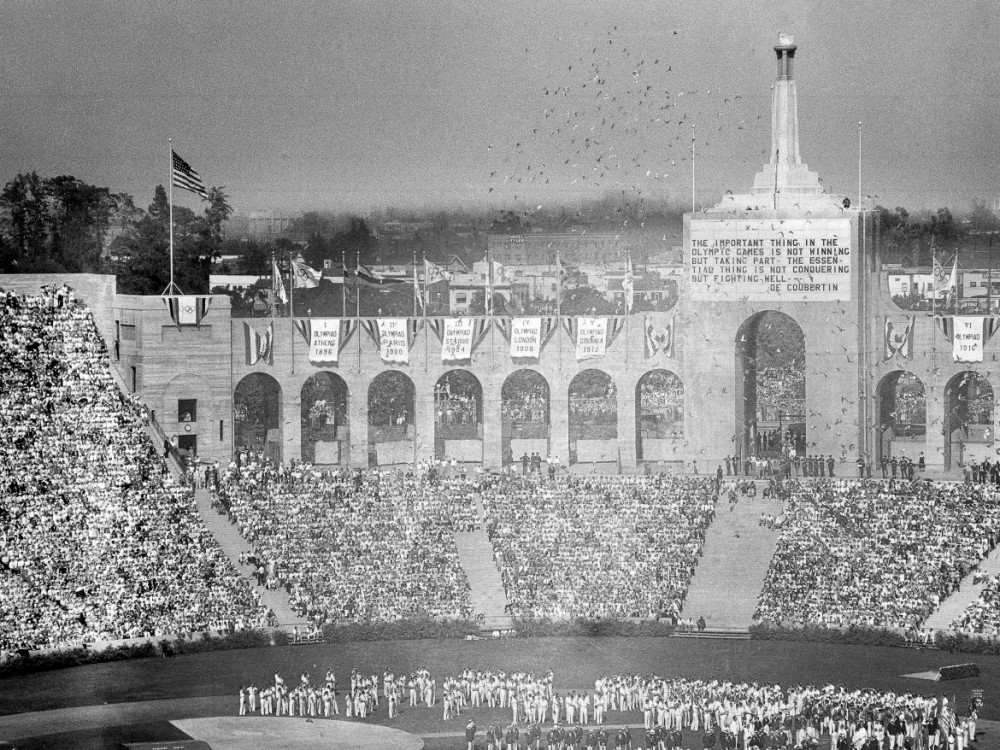 1932年7月30日,在洛杉矶举行的第10届奥林匹克运动会开幕式上放飞