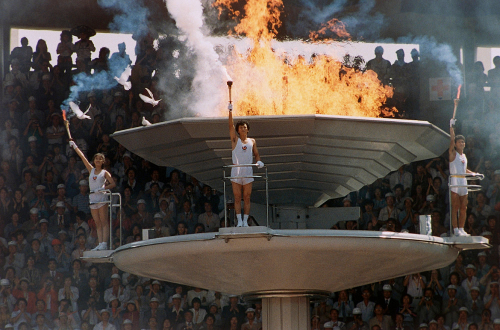 1988年9月17日,首尔开幕式上奥运圣火点燃时,和平鸽在空中飞翔.