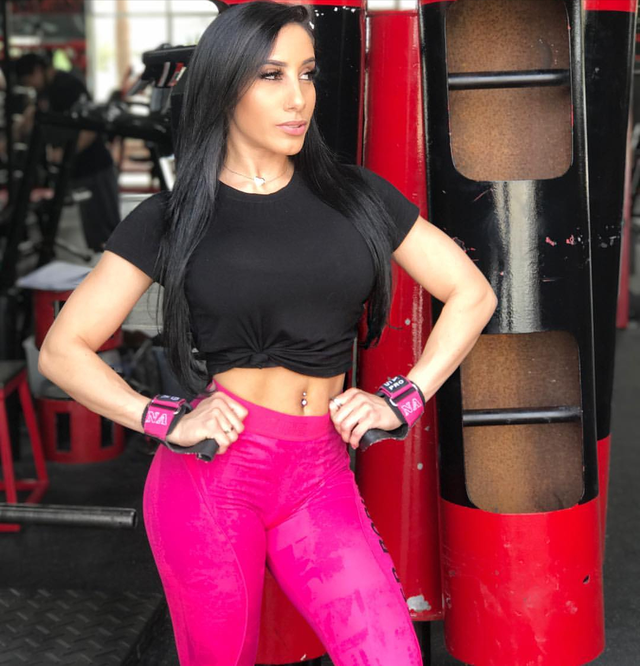 美国33岁美女健身后练就曲线好身材,肌肉线条分明,马甲线吸睛