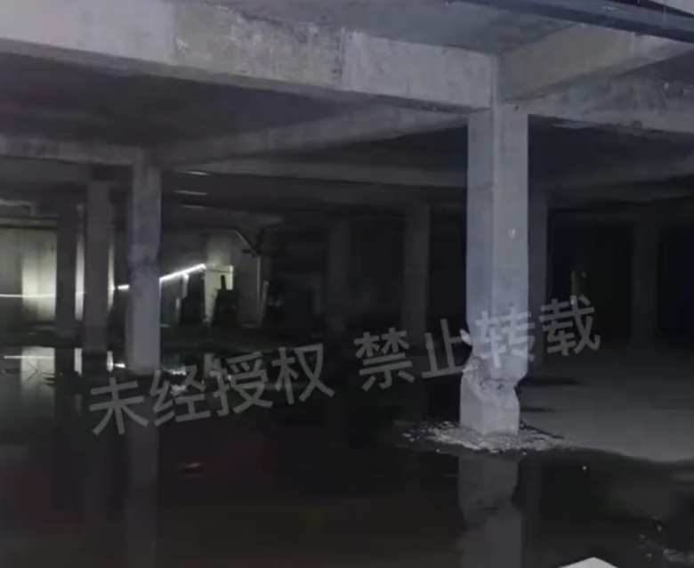 潍坊绿地城小区地下车库楼板开裂,柱子扭曲 工程质量引担忧