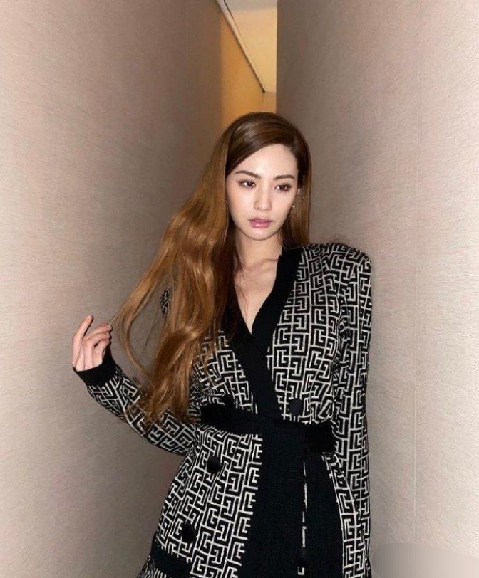 韩国女星林珍娜秀性感美照,大长腿气场两米八,转身秀美肩太撩人