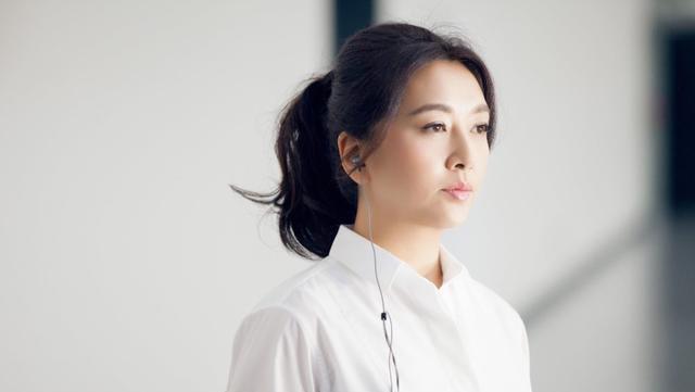 54岁江珊气质惊艳曲线感十足身材线条不输小姑娘