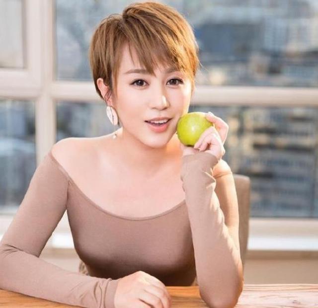 39岁马丽罕见秀身材,产后体重仅96斤,辣妈范十足