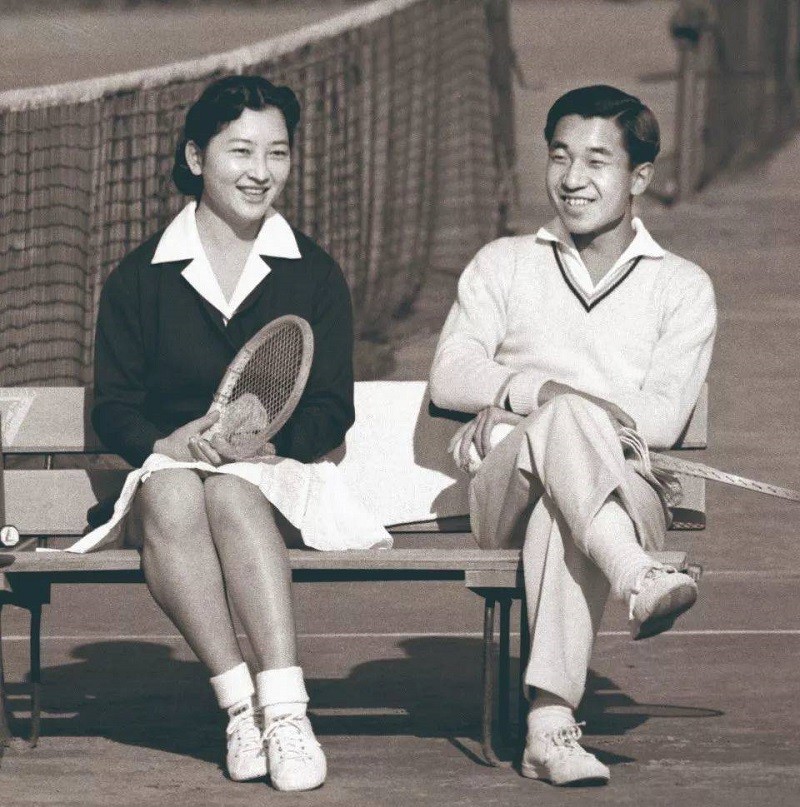 在网球场谈天的正田美智子与明仁
