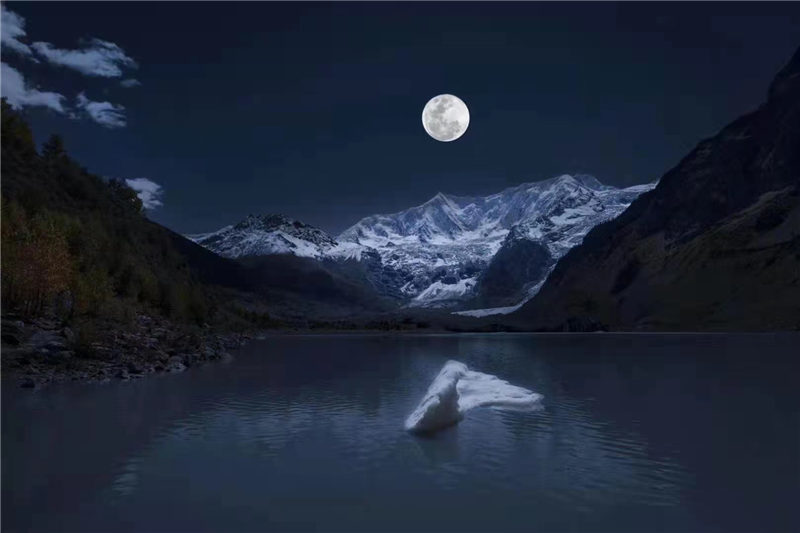 那个月光下的雪山小城