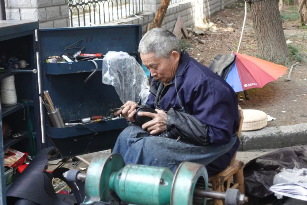 20年如一日,戴师傅在杭州这个小区修鞋修伞,修的更是满满回忆
