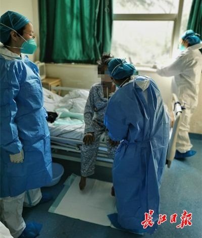农妇"苦笑"脸揪出破伤风感染,精心救治42天救回一命