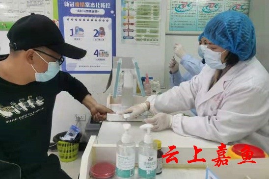 嘉鱼:市民踊跃接种新冠疫苗