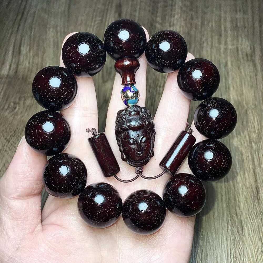 大叶紫檀和小叶紫檀是比较容易区分的,不好区分的是血檀,血檀和紫檀