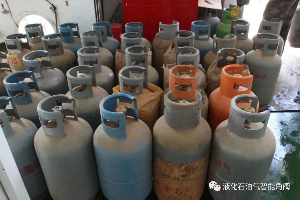 巴彦淖尔1000只非法液化气钢瓶变"钢饼"!