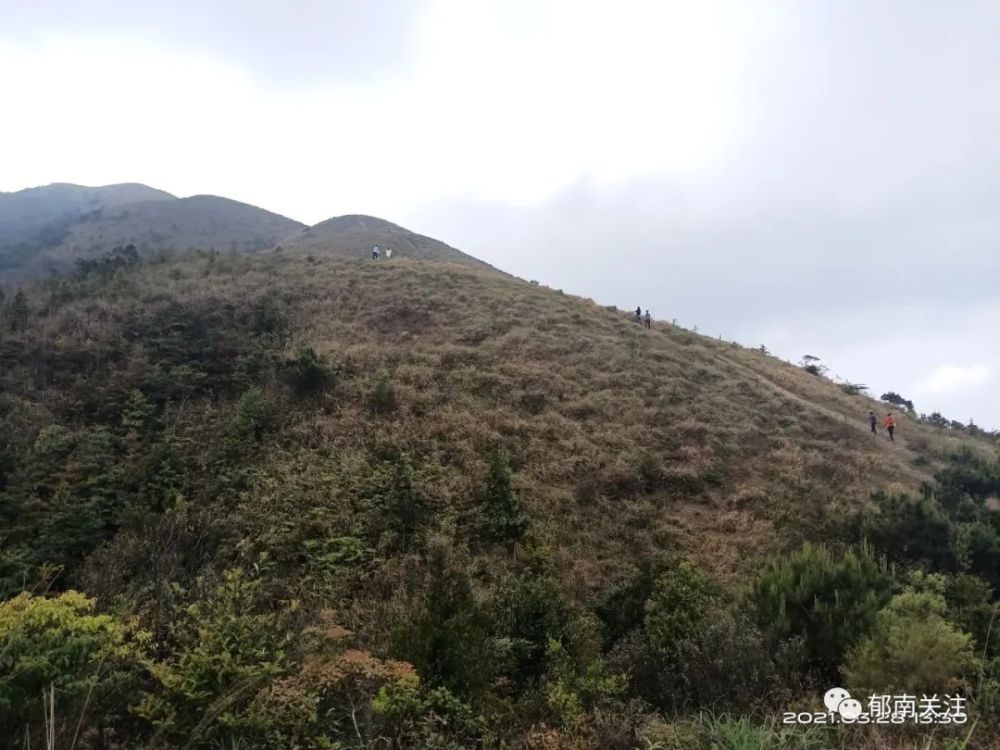 郁南仔独自一人骑摩托,勇攀罗定八排山!