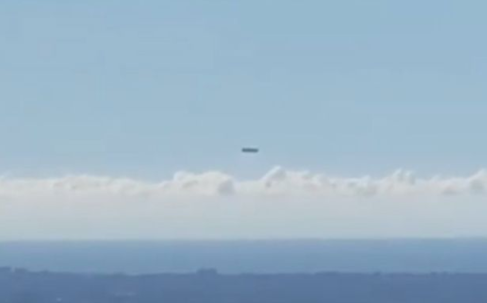 2021年真多,太平洋上空又出现"不明飞行物",6个白色物体