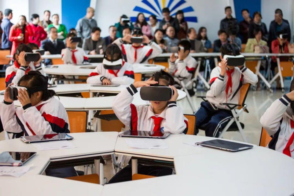 虚拟现实新应用学生身临教材环境vr课堂或将改革传统教育模式