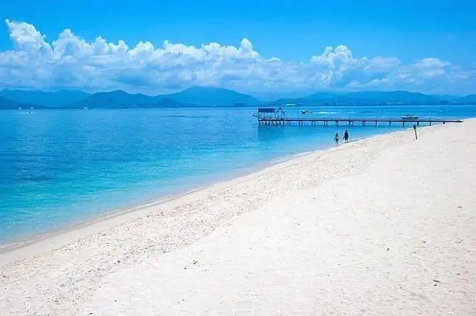 西岛西岛相比蜈支洲岛,就要安静很多,岛上风景秀丽,空气清新,沙滩柔和