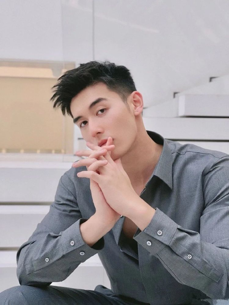 00后高鼻梁正装小哥换衣被抓拍,腹肌小狼狗校草太太太帅了!