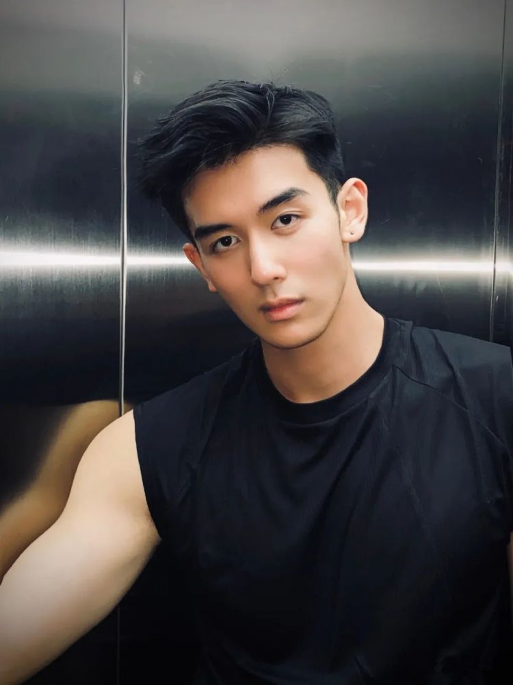 00后高鼻梁正装小哥换衣被抓拍,腹肌小狼狗校草太太太帅了!