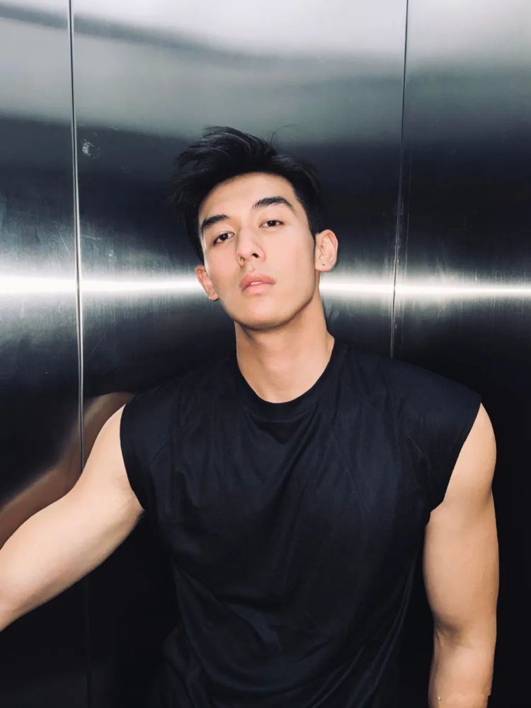 00后高鼻梁正装小哥换衣被抓拍,腹肌小狼狗校草太太太帅了!