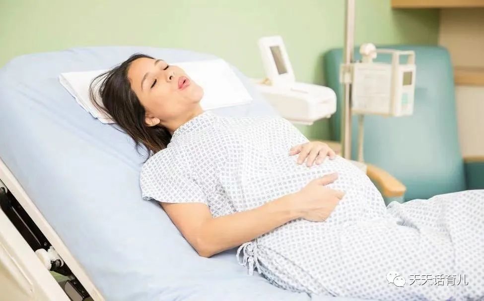民间说"孕妇戴玉引起难产",为了胎儿健康,孕37周后别戴玉镯