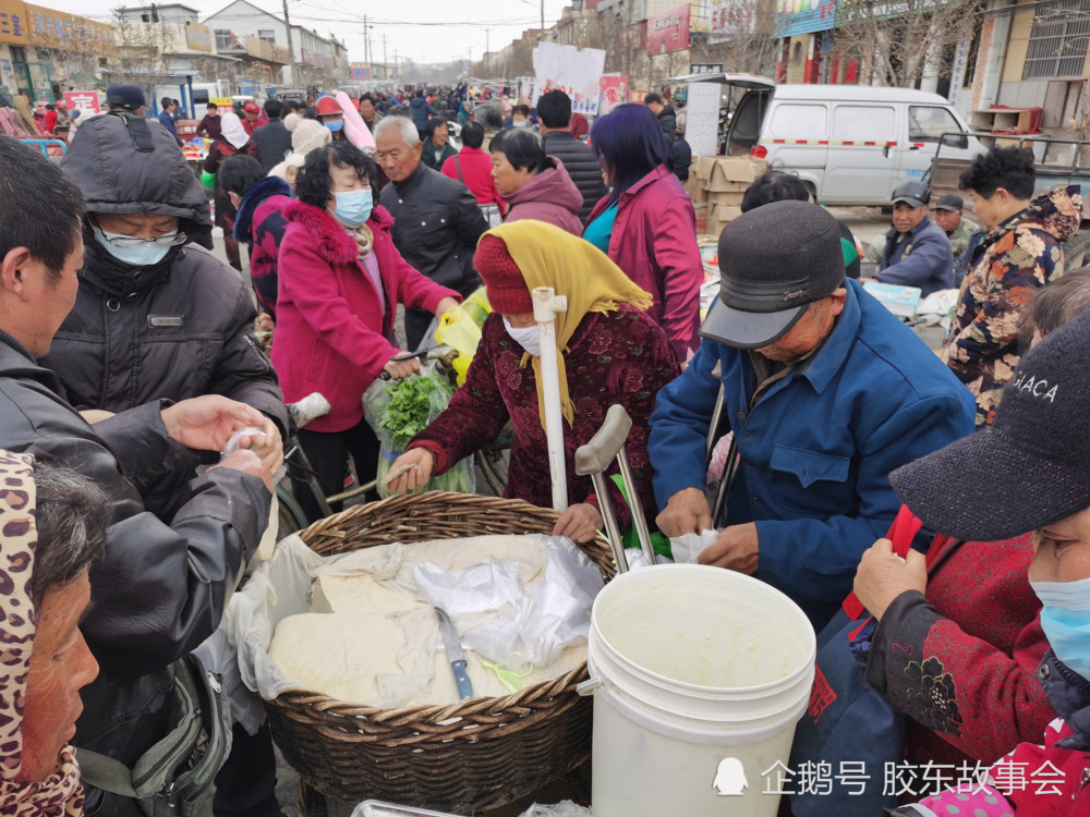 图片故事海阳乡村大集上买卖豆腐的热闹场景