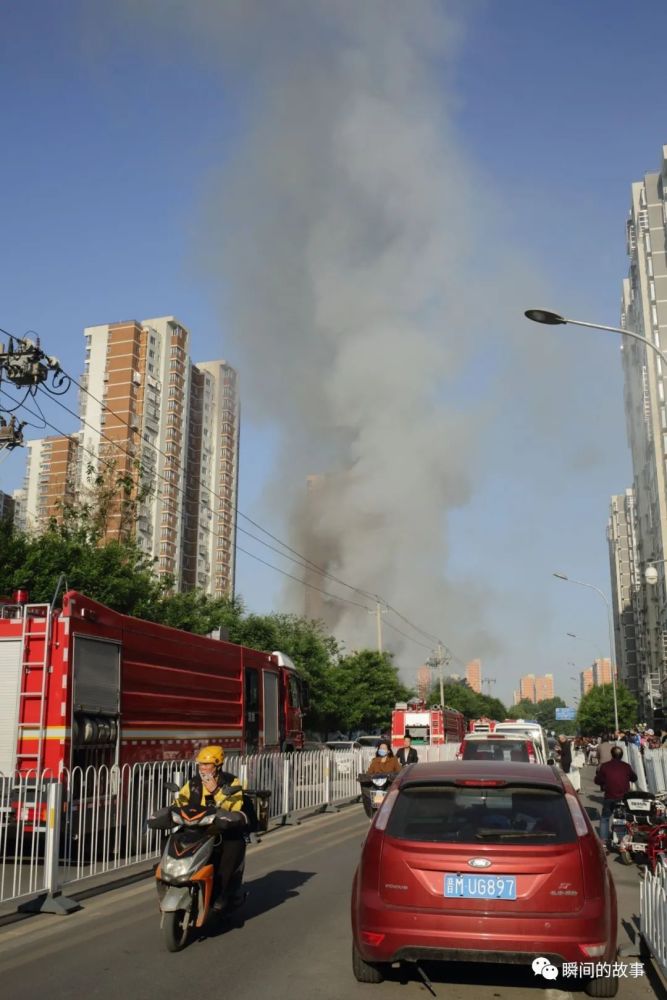 北京的小红门地区着火了一冒黑烟