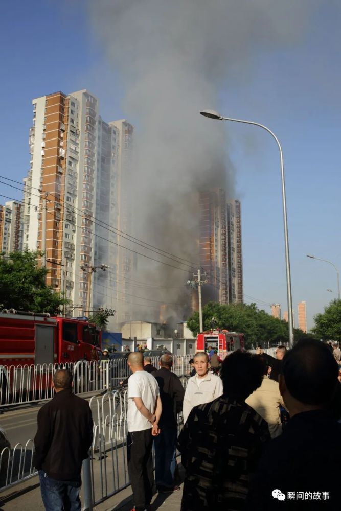 北京的小红门地区着火了一冒黑烟