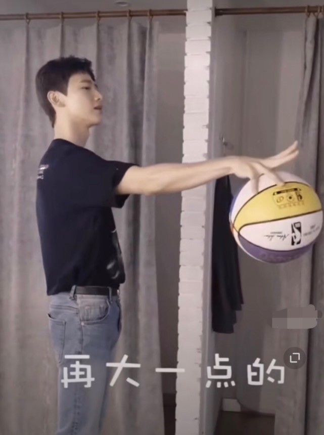 白敬亭李现被偶遇一起打球,上篮暴扣姿势太帅,原来相识还归功于杨紫