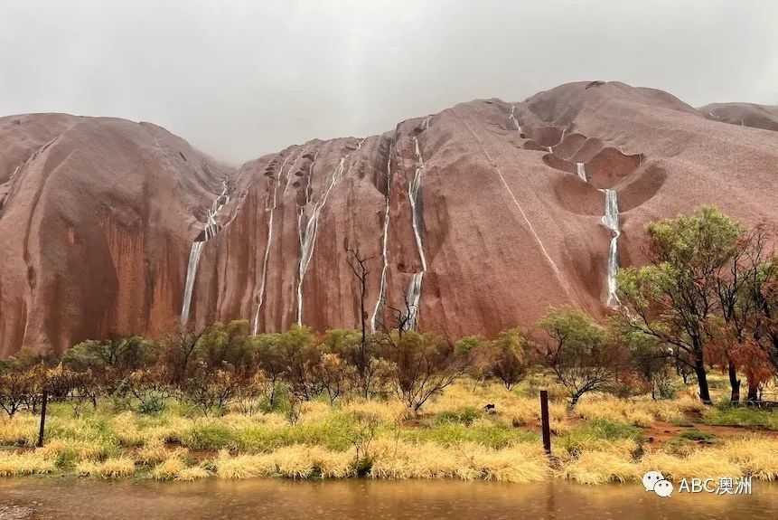 趣闻|澳洲暴雨后,乌鲁鲁巨石出现"瀑布挂前川"壮观奇景