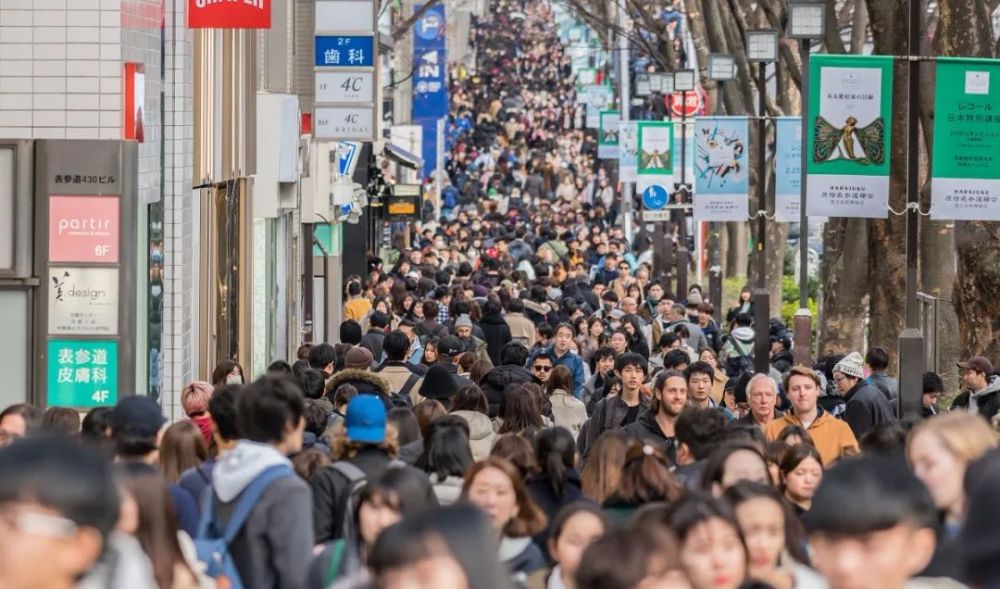 的人堆里"排队三小时,旅游五分钟"的糟糕体验的确让人想想都头皮发麻!