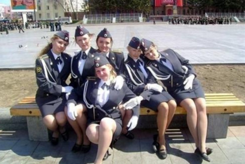 俄罗斯的女兵漂亮又有能力,娶到她们就是福气,但是为何却无人敢