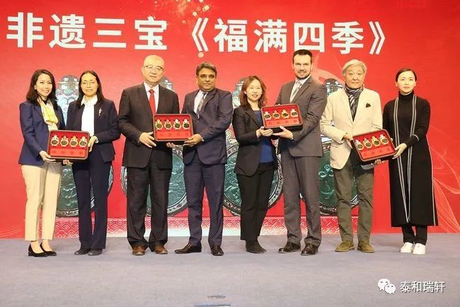 北京燕京八绝协会将燕京八绝杰出作品代表非遗三宝《福满四季》赏瓶