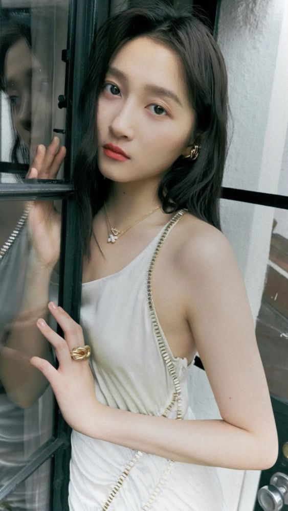 明星关晓彤性感时尚写真合集