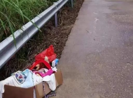 深圳路边一个弃婴双目紧闭,身旁放着留言条和100