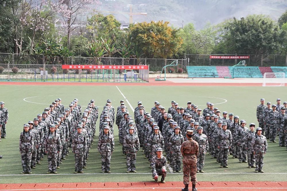 大昌中学844名高一学生 参加2021年春季军训开训动员大会.