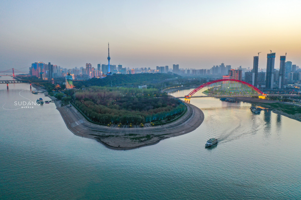 杭州近五年gdp_杭州西湖图片(2)