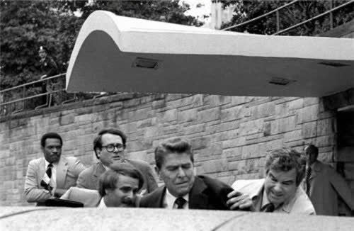 40年前里根总统遇刺全程:保镖用身体挡住子弹,凶手为何被判无罪