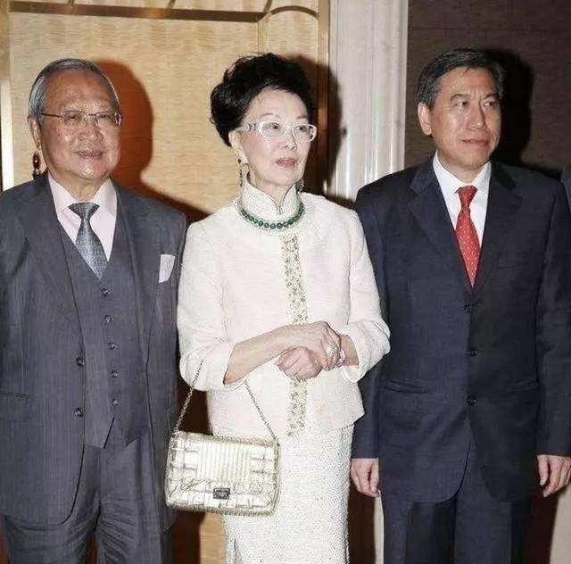 香港第一阔太戴了一辈子帝王绿丧夫后将上亿家产变百亿